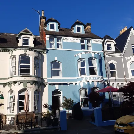 The Merrydale Guest House Отели рядом с достопримечательностью «Mostyn Street»