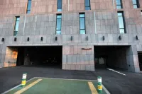 Vine Hotel - parking