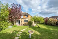 Kidlington 3 Br House with Parking & Large Garden Hotel dekat Oxford Airport