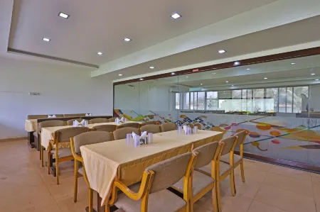 Utkarsh Hotel Отели рядом с достопримечательностью «Athal»