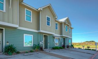 Ridley Retreat Community Pool, Mins to the Beach Corpus Christi + Port A