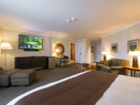 The Glen Club Hotels in Glenview