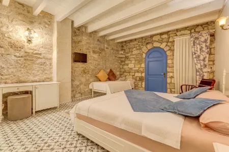 Alacati Eski Ev Hotel Отели рядом с достопримечательностью «Alacati Surf Paradise Club»