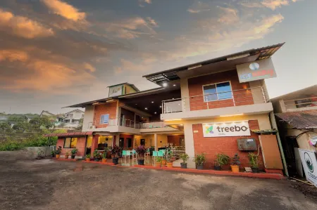 Treebo Iceberg Отели рядом с достопримечательностью «Poonam Chowk»