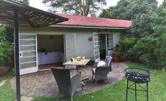 Bushwillow Spacious Cottage for 2 People with Private Garden Access!
