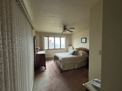 Charming 3-bedroom house with AC and WiFi in a very convenient location Holiday Lanes附近的飯店