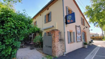 16 Bis-Gîte-Hôtel-Appartement Отели в г. Сестероль