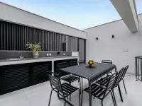 Sanders Elgio - Neat 3-Bdr Apt with Rooftop