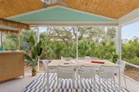 Haven & Hidden Grove Buyout 2 Homes - Walk to Beach Hot Tub, Game Room, Deck فنادق في Vilano Beach