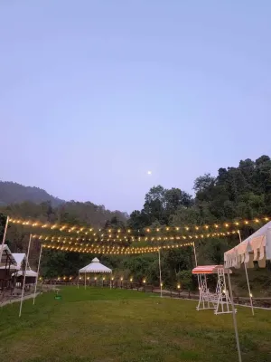 河邊的 Mukshwaa Mukteshwar Temple附近的飯店