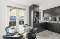 Luxurious 1 Bed Apartment - Free Wifi and Parking