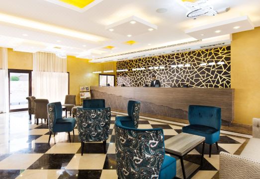 [팔마 비치 리조트 & 스파의 넓은 로비 및 편의 시설]