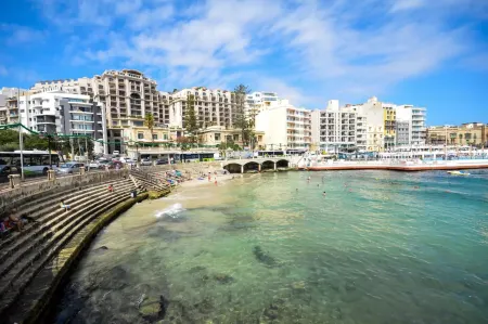 Modern Ensuite Rooms Near Balluta Bay Отели рядом с достопримечательностью «Залив Спинола»