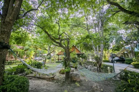 Punpisa Resort Отели в г. Doem Bang Nang Buat