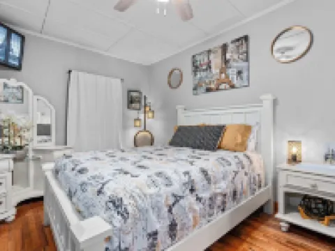 Centrally located, cozy, cottage style home in Paris, Arkansas. Hotels in Paris