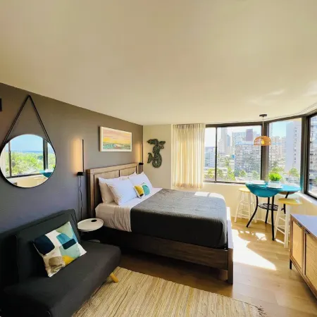 Waikiki Beach Designer Studio with Amazing Views