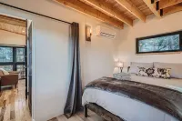 Upscale Treehouse Escape - Hot Tub & Mountain Air