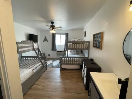 4-bedroom apartment right across from rodeo in cody - or rent the whole lodge! Отели в г. Коди