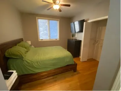 Spacious, Clean and Steps from Wrigley Field! Hotels in 