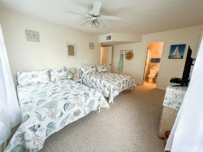 Bright & Beachy 2bd/2ba 3rd floor condo with pool. 5 min drive to the beach