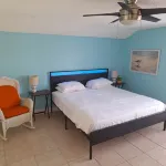 Beach house with atached apartment 30 Steps to Beach and 1 block to Johns Pass