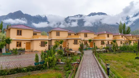 Dynasty Hotel Skardu Отели рядом с Аэропорт Скарду