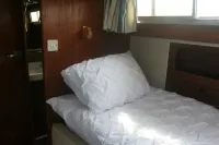 The Rose - 37ft Lakeside Yacht with Hot Tub Hotels in Llandeilo