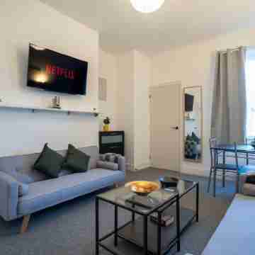 Cozy 3 Bed Apartment - Parking Others