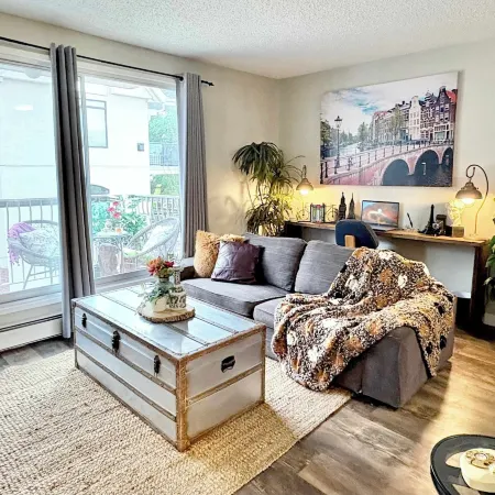 Stylish Downtown Condo Near Rogers Place l Parking, Gym, Balcony & Kitchen