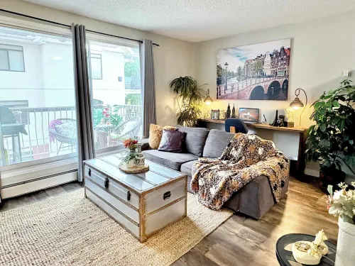Stylish Downtown Condo Near Rogers Place l Parking, Gym, Balcony & Kitchen - balcón