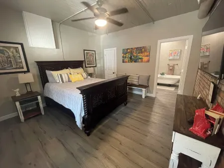 The Nest at Main Street Suites: Unique Apt in historic downtown Van Buren, AR