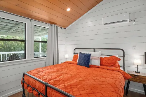 Private Ranch Cabin with Hot-Tub + Close to Town
