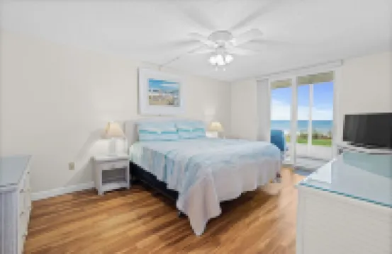 Oceanfront  2 bedroom/2-bathroom Condo in Indian Harbour Beach Club Unit 107 印度港口海灘酒店