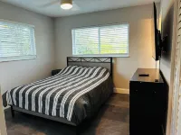Chic newly remodeled  2bd 2bath apartment with AC, WiFi in vibrant Delray Beach
