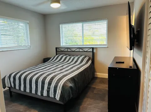 Chic newly remodeled  2bd 2bath apartment with AC, WiFi in vibrant Delray Beach