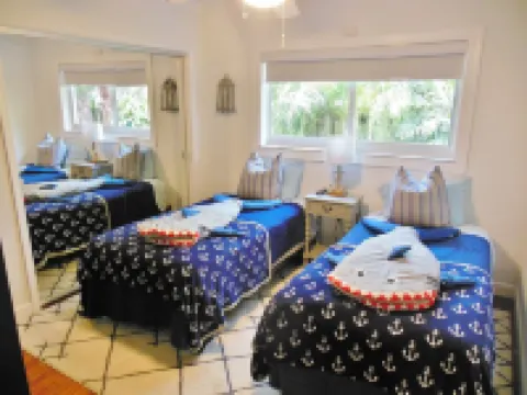 4/3 House with Beautiful Pool/Tropical Paradise/Short Walk to Beach/Restaurants