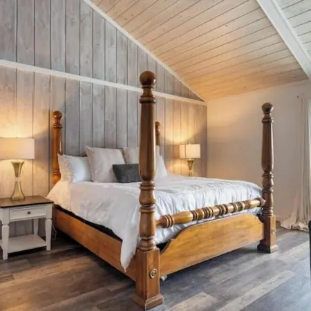 Boyne Mountain RetreatPet Friendly, WI-FI, Linens, 2 Car Garage
