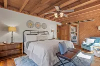 Spacious 5-bedroom 3.5 bath log cabin with amazing Lake views and hot tub!