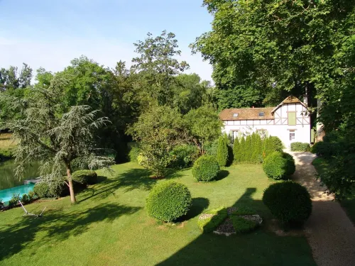 House with pool & tennis access between forest and river near Fontainebleau