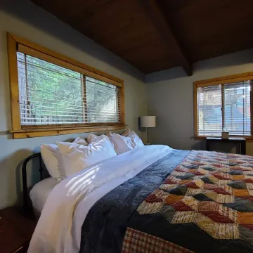 Romantic, Pet-Friendly Cabin. 5-min walk to Lake. 2 BBQ + 2 Decks + Fire Pit/EV
