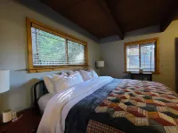 Romantic, Pet-Friendly Cabin. 5-min walk to Lake. 2 BBQ + 2 Decks + Fire Pit/EV
