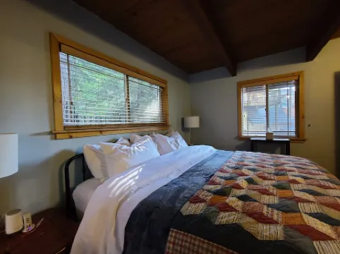 Romantic, Pet-Friendly Cabin. 5-min walk to Lake. 2 BBQ + 2 Decks + Fire Pit/EV