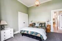 2024 Bach of the Year Property Fully renovated villa in heart of Greytown Hotels in Greytown