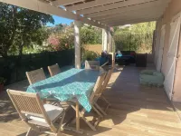 Ground-floor villa, 70 m2, 1 min from the beach, sea view, close to shops
