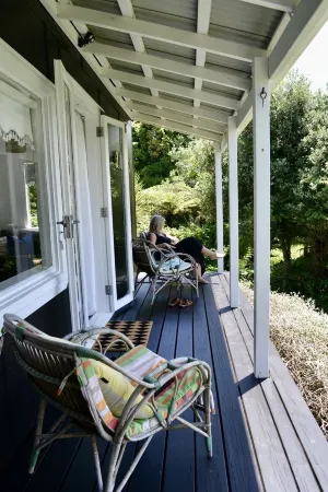 Rosie's cottage in Stanmore Bay , a short walk to beach with a great seaview. Отели в г. Уангапараоа