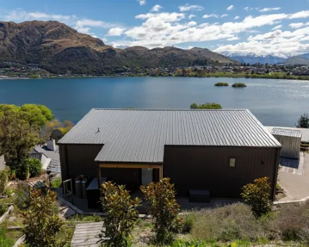 Sunny 2 bedroom home with magnificent lake views. Hotels in Kawarau Falls