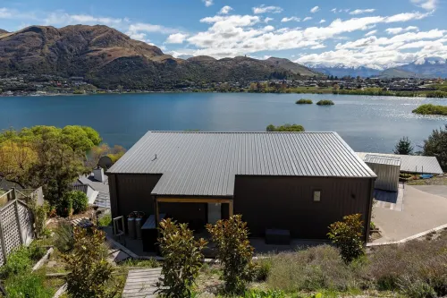 Sunny 2 bedroom home with magnificent lake views. Hotel a Kawarau Falls