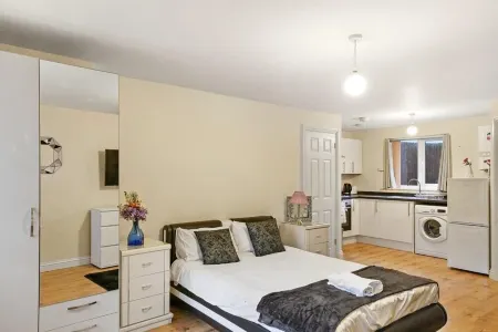 LT Properties Lovely Studio Apartment Отели в г. Латон