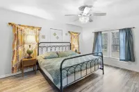 15 min> Lake of the Pines, 25 min> Lake Caddo. Bring the boat and whole family!