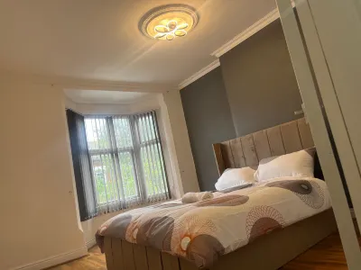1-Guest Charm Home w Street Parking & WiFi & Party Hotels in 